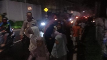 Ratusan Warga Ciputat Pawai Obor Sambut 1 Muharram