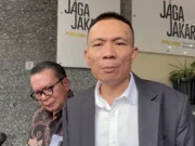 Rismon Sampaikan Koreksi Buku Jokowi’s White Paper ke Presiden