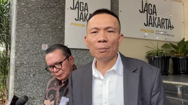 Rismon-Sampaikan-Koreksi-Buku-Jokowis-White-Paper-ke-Presiden
