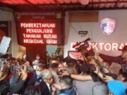 Roy Suryo Dibawa ke RS Polri, Mobil Tahanan Putar Balik Demi Dokter Tifa