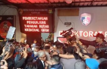 Roy Suryo Dibawa ke RS Polri, Mobil Tahanan Putar Balik Demi Dokter Tifa