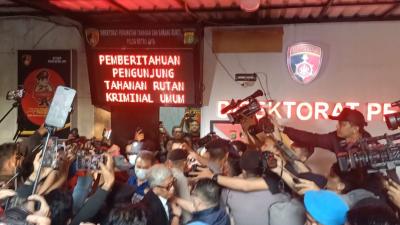 Roy Suryo Dibawa ke RS Polri, Mobil Tahanan Putar Balik Demi Dokter Tifa