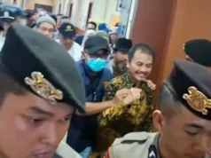 Roy Suryo Kepalkan Tangan Saat Dibawa ke Polda Metro
