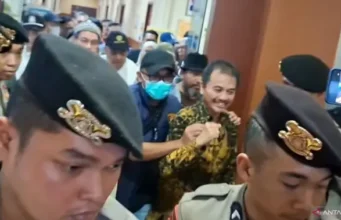 Roy Suryo Kepalkan Tangan Saat Dibawa ke Polda Metro