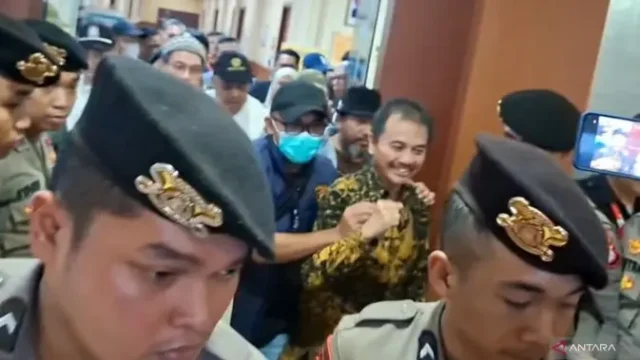 Roy-Suryo-Kepalkan-Tangan-Saat-Dibawa-ke-Polda-Metro