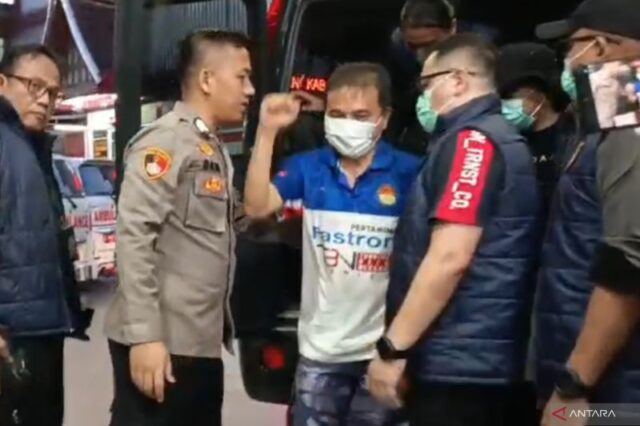 Roy-Suryo-dan-Dokter-Tifa-Diperiksa-Kesehatannya-di-RS-Polri