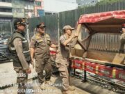 Satpol PP Jaksel Tertibkan 9 PKM di Blok M, Lima Gerobak Disita