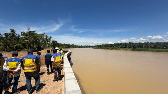 Sheet Pile Miring, Tanggul Krueng Tamiang Diperbaiki