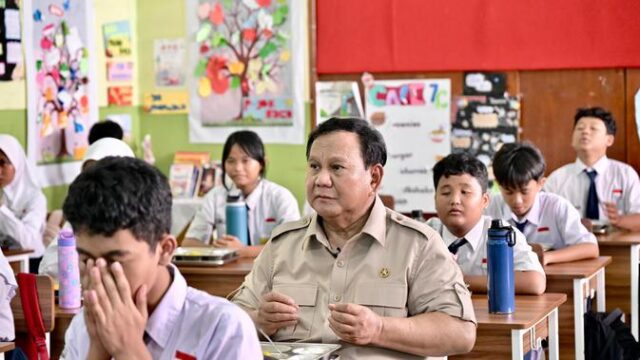 Siang-Makan-MBG-Bersama-Siswa-Malamnya-Kepala-BGN-Diganti