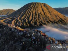 Suku Tengger Persembahkan Hasil Bumi ke Kawah Bromo