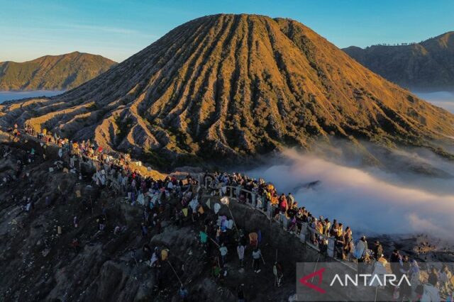Suku-Tengger-Persembahkan-Hasil-Bumi-ke-Kawah-Bromo