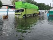 Surabaya Banjir, 17 Kecamatan Terdampak Hujan Deras dan Pasang Air Laut