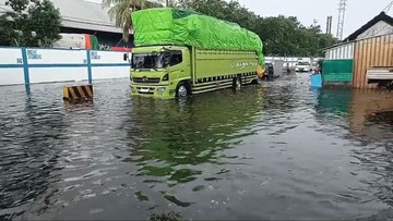 Surabaya Banjir, 17 Kecamatan Terdampak Hujan Deras dan Pasang Air Laut