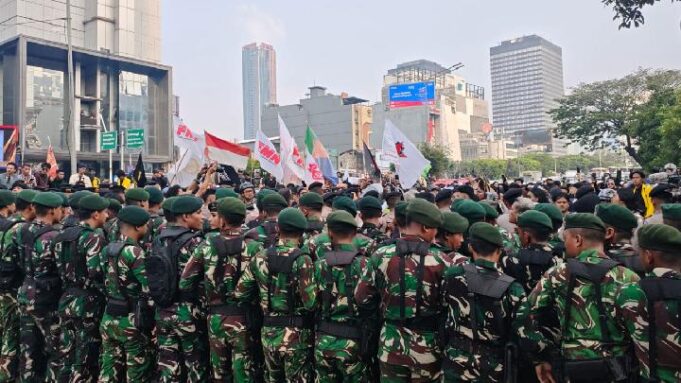TNI Didesak Tarik Diri dari Pengamanan Demo Mahasiswa