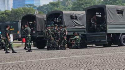 TNI-dan-Brimob-Siap-Siaga-di-Monas-Jelang-Aksi-Mahasiswa