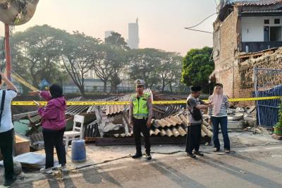 Tanah Longsor Hancurkan Rumah di Benhil, Jakarta Pusat