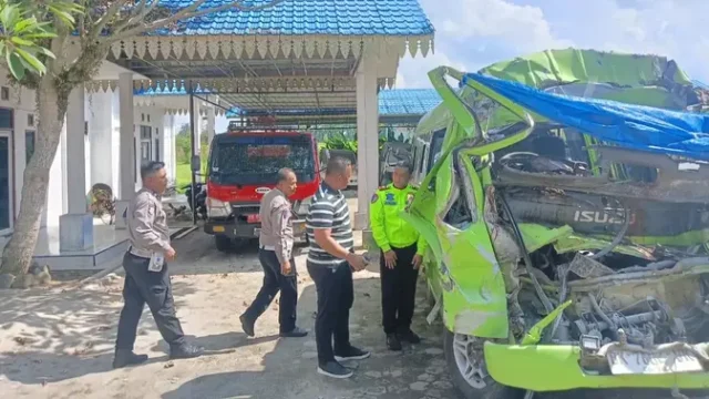 Travel-Tabrak-Truk-di-Tol-Batu-Bara-4-Tewas
