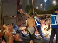 Truk Tepung Terguling di Tol Dalam Kota, Diduga Karena Overload