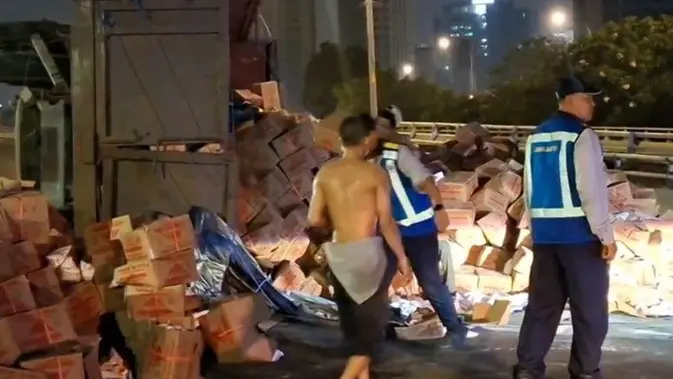 Truk Tepung Terguling di Tol Dalam Kota, Diduga Karena Overload