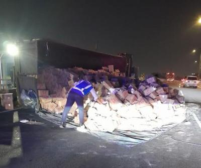 Truk-Terguling-di-Tol-Dalam-Kota-Arus-Lancar-Kembali