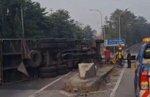 Truk Terguling di Tol Jagorawi, Arus Lalu Lintas Dialihkan