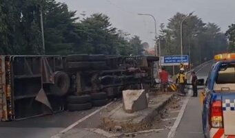 Truk Terguling di Tol Jagorawi, Arus Lalu Lintas Dialihkan