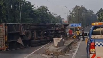 Truk Terguling di Tol Jagorawi, Arus Lalu Lintas Dialihkan