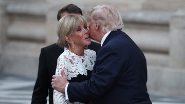 Trump Berjabat Tangan Lama dengan Istri Macron di KTT G7