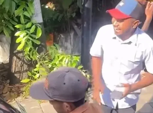 Wanita Dicegat di Jalanan karena Nunggak Angsuran, Polisi Turun Tangan