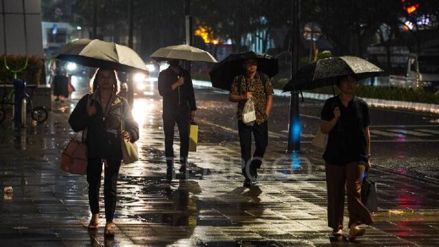 Waspada Hujan Petir di Jabodetabek Malam Ini
