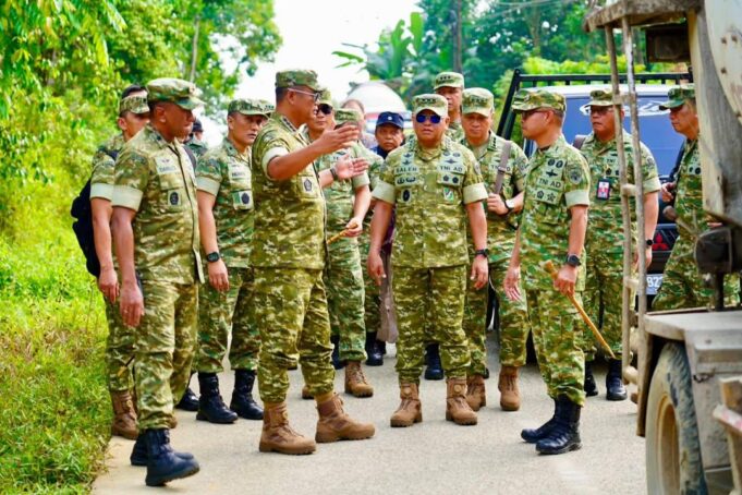 Wapang TNI Tinjau Yonif TP 842/Badak Sakti, Dukung Pertahanan dan Ekonomi Daerah