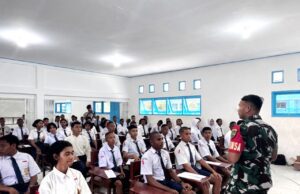 Babinsa Koramil Timika Beri Pembekalan kepada Siswa-Siswi Baru SMA Taruna Timika