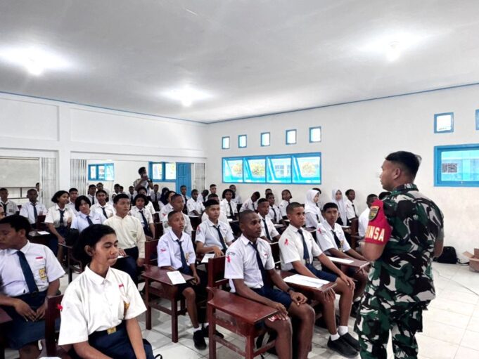 Babinsa Koramil Timika Beri Pembekalan kepada Siswa-Siswi Baru SMA Taruna Timika