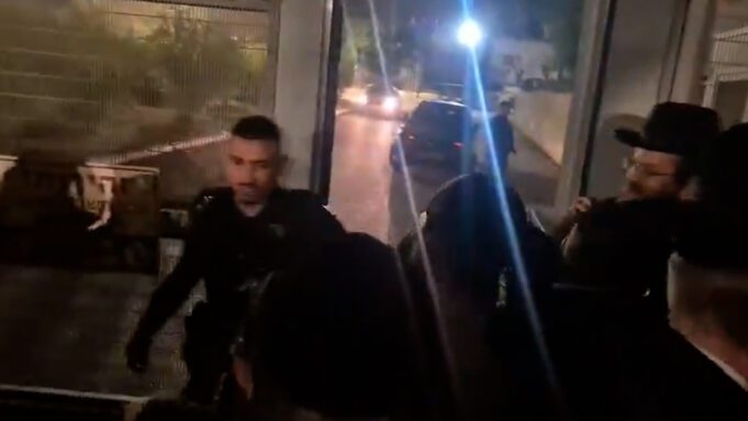 Israel Timur Tengah Meledak: Demonstran Ultra-Ortodoks Serbu Kantor Polisi