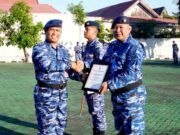 Harumkan Nama Satuan di PORAU 2026, Komandan Lanud Sjamsudin Noor Anugerahkan Piagam Penghargaan Kepada Dua Personel Berprestasi