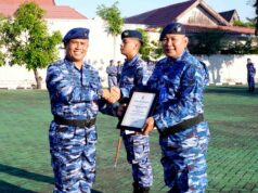 Harumkan Nama Satuan di PORAU 2026, Komandan Lanud Sjamsudin Noor Anugerahkan Piagam Penghargaan Kepada Dua Personel Berprestasi