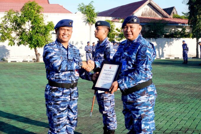 Harumkan Nama Satuan di PORAU 2026, Komandan Lanud Sjamsudin Noor Anugerahkan Piagam Penghargaan Kepada Dua Personel Berprestasi