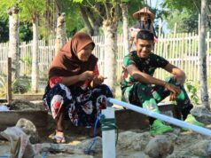 Di Balik Pekerjaan Fisik TMMD, Tersimpan Kisah Hangat Anggota TNI Bersama Mama Angkat