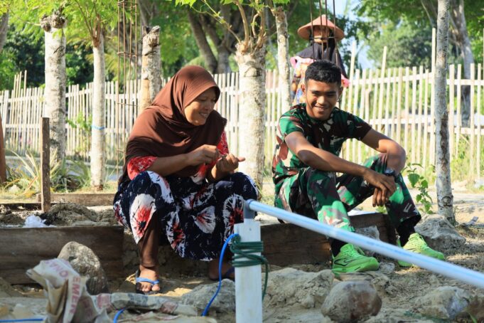 Di Balik Pekerjaan Fisik TMMD, Tersimpan Kisah Hangat Anggota TNI Bersama Mama Angkat