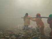 45 Persen Lahan Terbakar di TPA Jatiwaringin Sudah Dipadamkan