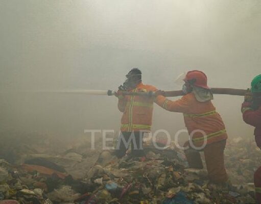 45 Persen Lahan Terbakar di TPA Jatiwaringin Sudah Dipadamkan