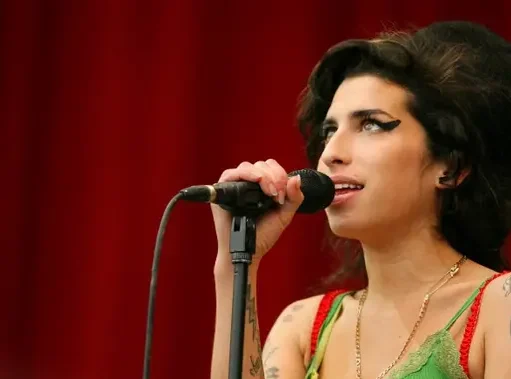 Amy Winehouse Tewas karena Keracunan Alkohol di London, 23 Juli 2011