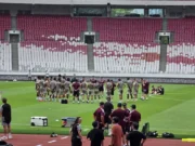 Aston Villa Latihan di GBK di Tengah Teriknya Cuaca Jakarta