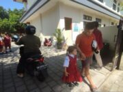Ayah di Bali Semakin Aktif Antar Anak Sekolah, Selaras Nilai Budaya Lokal