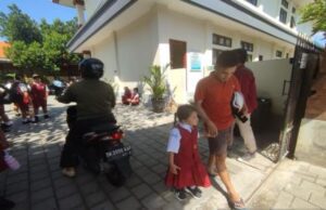 Ayah di Bali Semakin Aktif Antar Anak Sekolah, Selaras Nilai Budaya Lokal