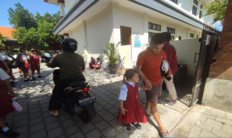 Ayah di Bali Semakin Aktif Antar Anak Sekolah, Selaras Nilai Budaya Lokal