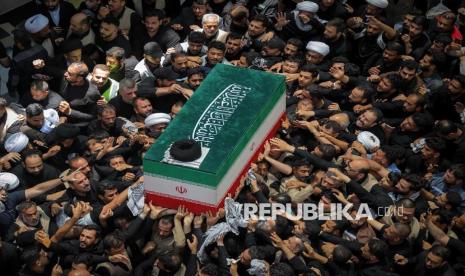 Ayatollah Khamenei Dimakamkan di Makam Imam Reza Usai Prosesi Seminggu