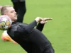 Bek Timnas Norwegia Pakai Sendal Jepit Saat Diterima Raja, Media: Layak Kartu Merah