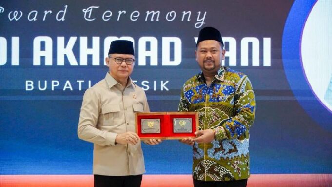 Bupati Yani Raih Penghargaan sebagai Kepala Daerah Inspiratif