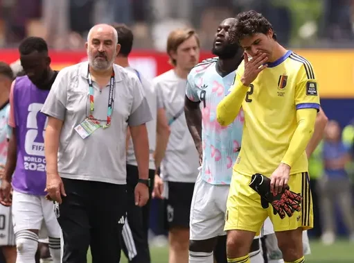 Courtois Peluk Lammens Usai Blunder Di Debut Piala Dunia